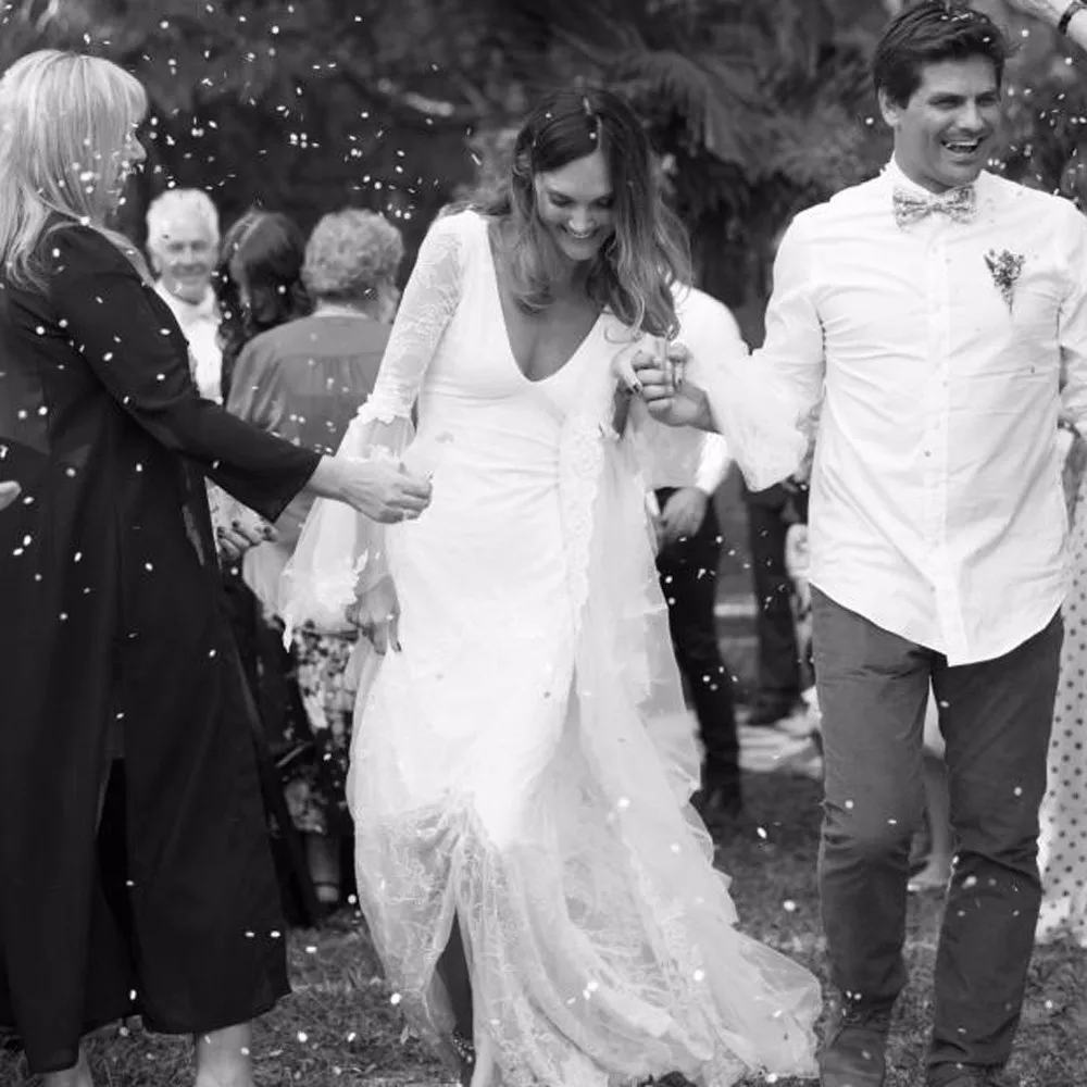 2016-Lace-Plus-Size-Bohemian-Wedding-Dresses-with-Long-Sleeve-Backless-V-Neck-Floor-Lenght-vestido (5)
