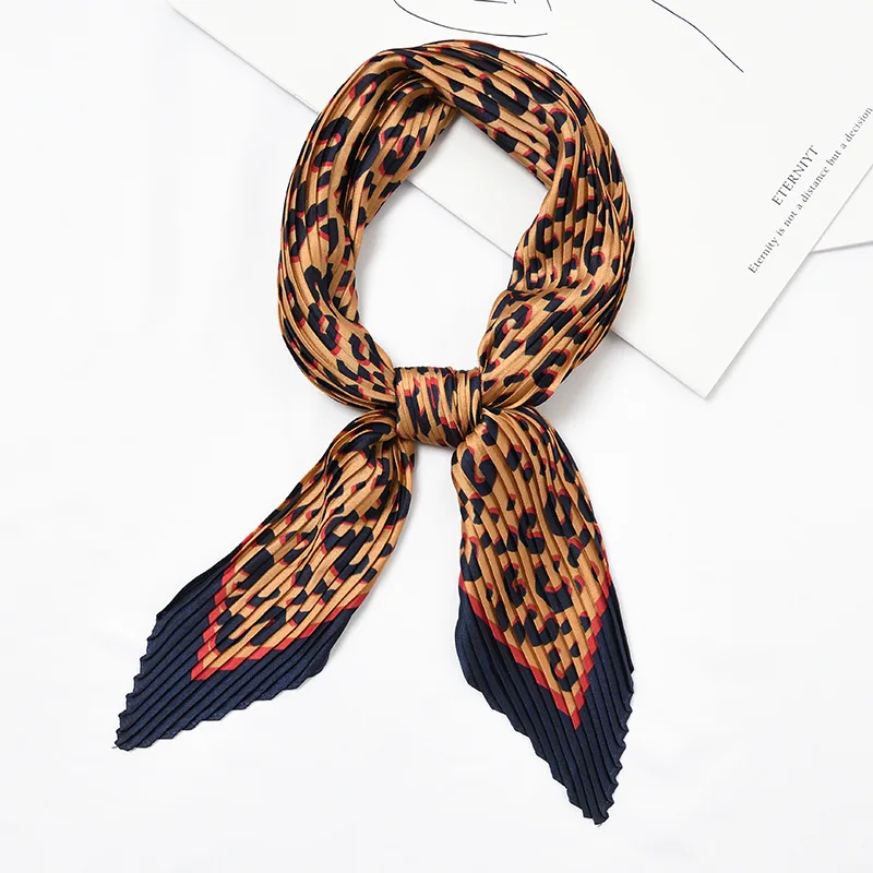 Шелковый плиссированный шарф, женский леопардовый квадратный платок, маленький шарф, повязка на голову, мнущаяся шелковая Бандана с принтом, новинка [3923] - Цвет: Темный хаки