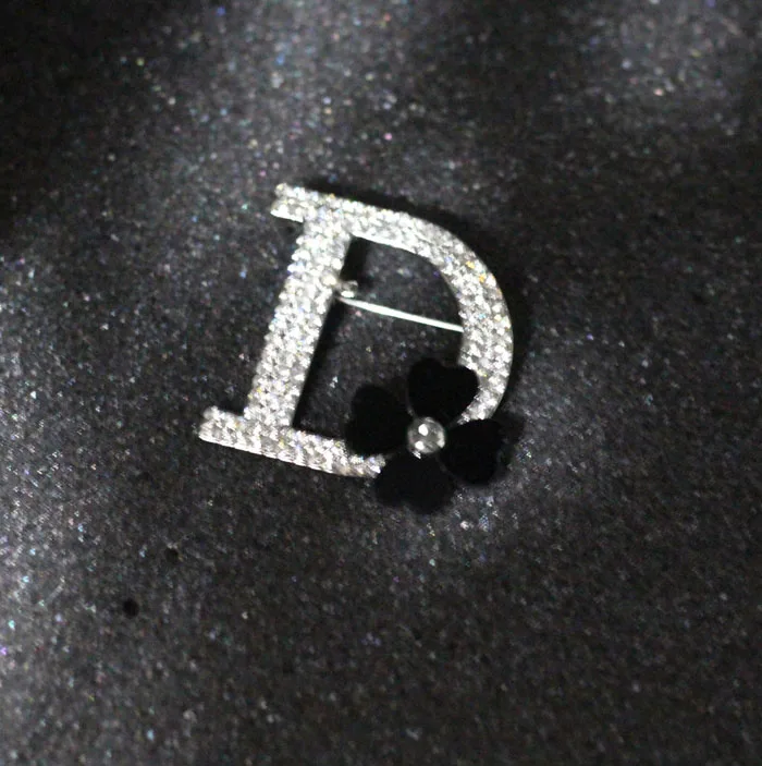 Brand New Women Silver Sparkly Crystal Letter Hijab Pins Black Dasiy Flower Scarf Clothes Sweater Brooch Pin