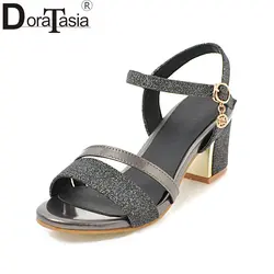 Doratasia/для отдыха большие размеры 32–43 высоком квадратном каблуке летние босоножки Для женщин модные блестящие Лидер продаж Женская обувь