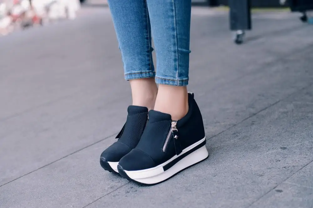 Новинка весны 2018 Для женщин Повседневная обувь на танкетке на молнии увеличивающая рост дышащие черные туфли Для женщин летние прогулки