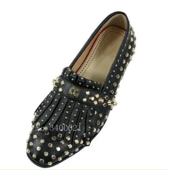 2018 New Fashion Black Genuine Leather Loafers Rivets Casual Men Shoes Square Toe Tassels Mocassin Homme Man Smoking Slippers цена 2018 New Fashion Black Genuine Leather Loafers Rivets Casual Men Shoes Square Toe Tassels Mocassin Homme Man Smoking Slippers цены онлайн