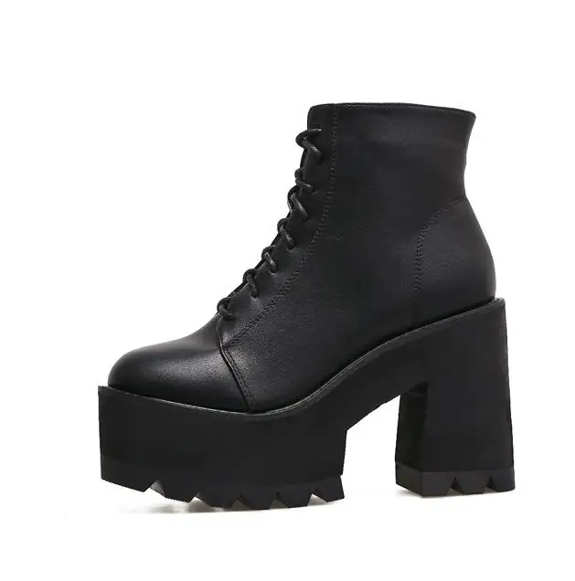Модные ботильоны на толстом каблуке; женская обувь на высоком каблуке; сезон осень-зима; черные ботинки; обувь на платформе; ботинки на шнуровке