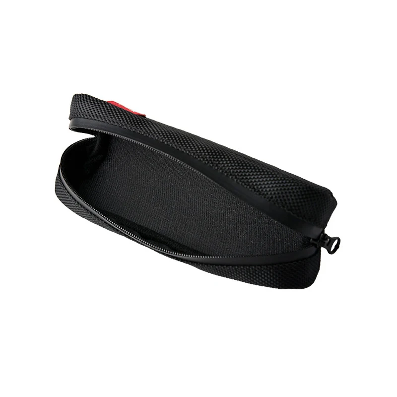 Étui de transport étanche 1680D pour DJI Osmo Pocket avec la caméra insérée, montrant l'ajustement parfait et la protection optimale.