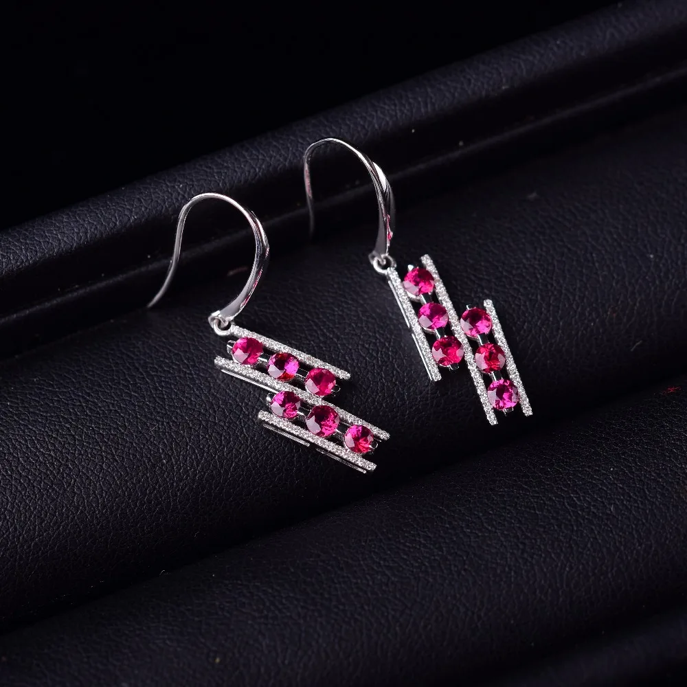 

Rubies do not burn earrings, with 18K platinum inlaid with 6 rubies.