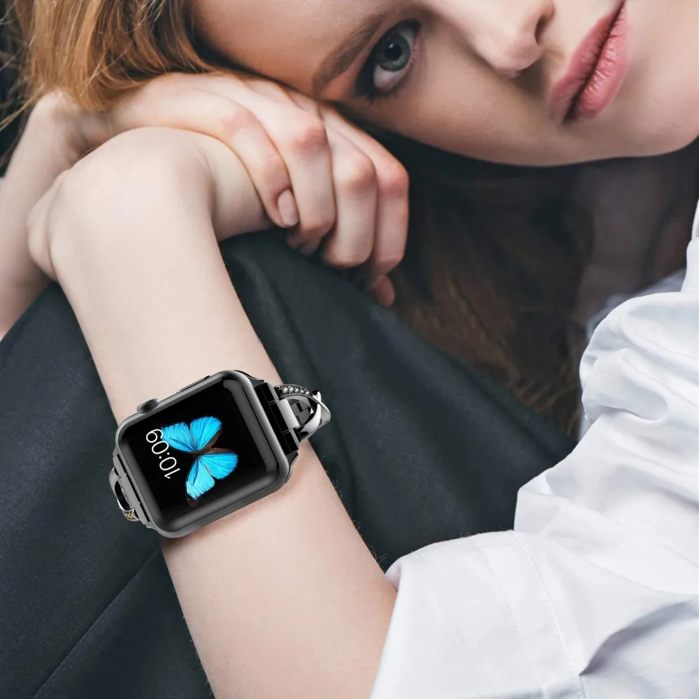 Часы apple watch на руке у девушки