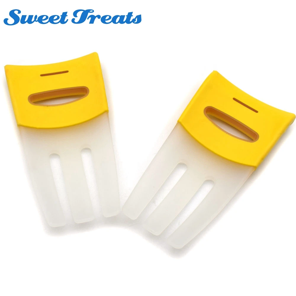 

Sweettreats 2-Piece Salad Hands with No-Slip Handle