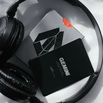 

1Pcs Mako Deck Imports Playing Card By USPCC Magic Props Magia TricKS New Sealed