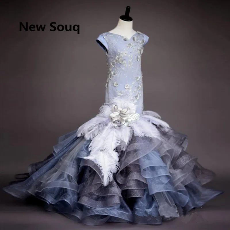 Gorgeous Mermaid Bloem Meisje Jurken Met Veer Applique Kant Kid Pageant Jurk Tiered Rok Bloem Meisje Jurk Voor Bruiloft Gorgeous Mermaid Bloem Meisje Jurken Met Veer Applique Kant Kid Pageant Jurk Tiered Rok Bloem Meisje Jurk Voor Bruiloft
