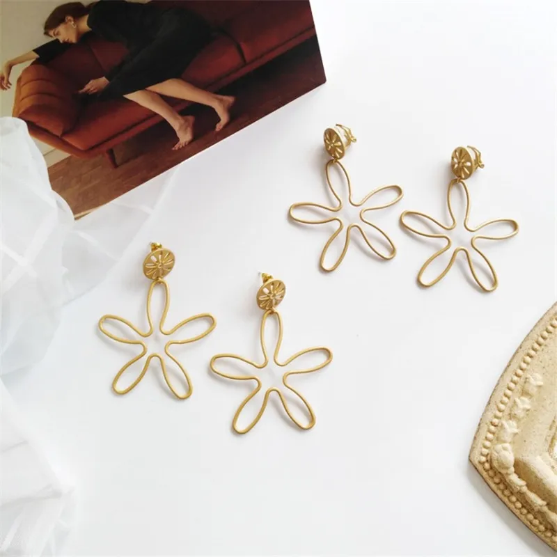 

New Korean version of the flower-shaped hollow earrings ear clips Five-flowered fashion girl fairy earrings girls jewelry gift