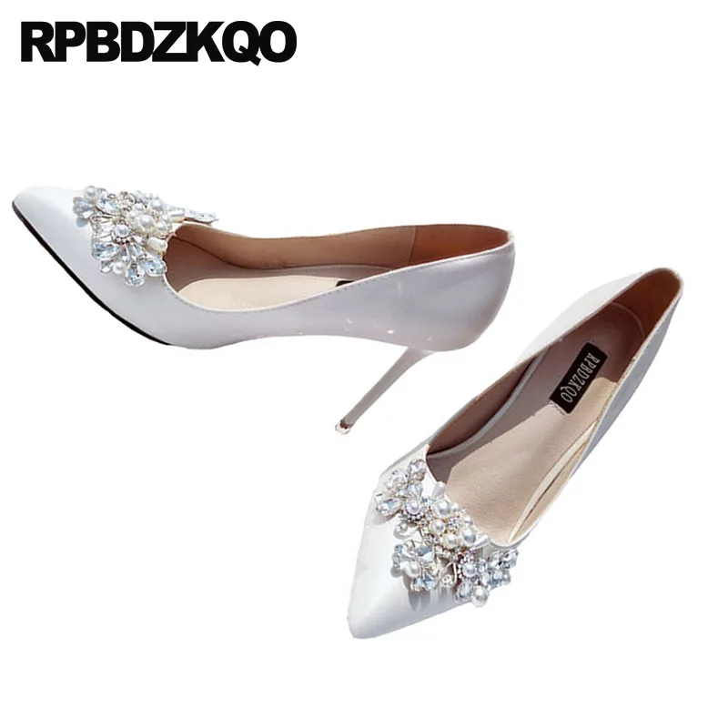 Женские белые туфли с острым носком, украшенные кристаллами; свадебные туфли-лодочки на высоком каблуке с серебряными стразами и стразами; коллекция года; шикарные атласные туфли с 3 дюймовыми жемчужинами