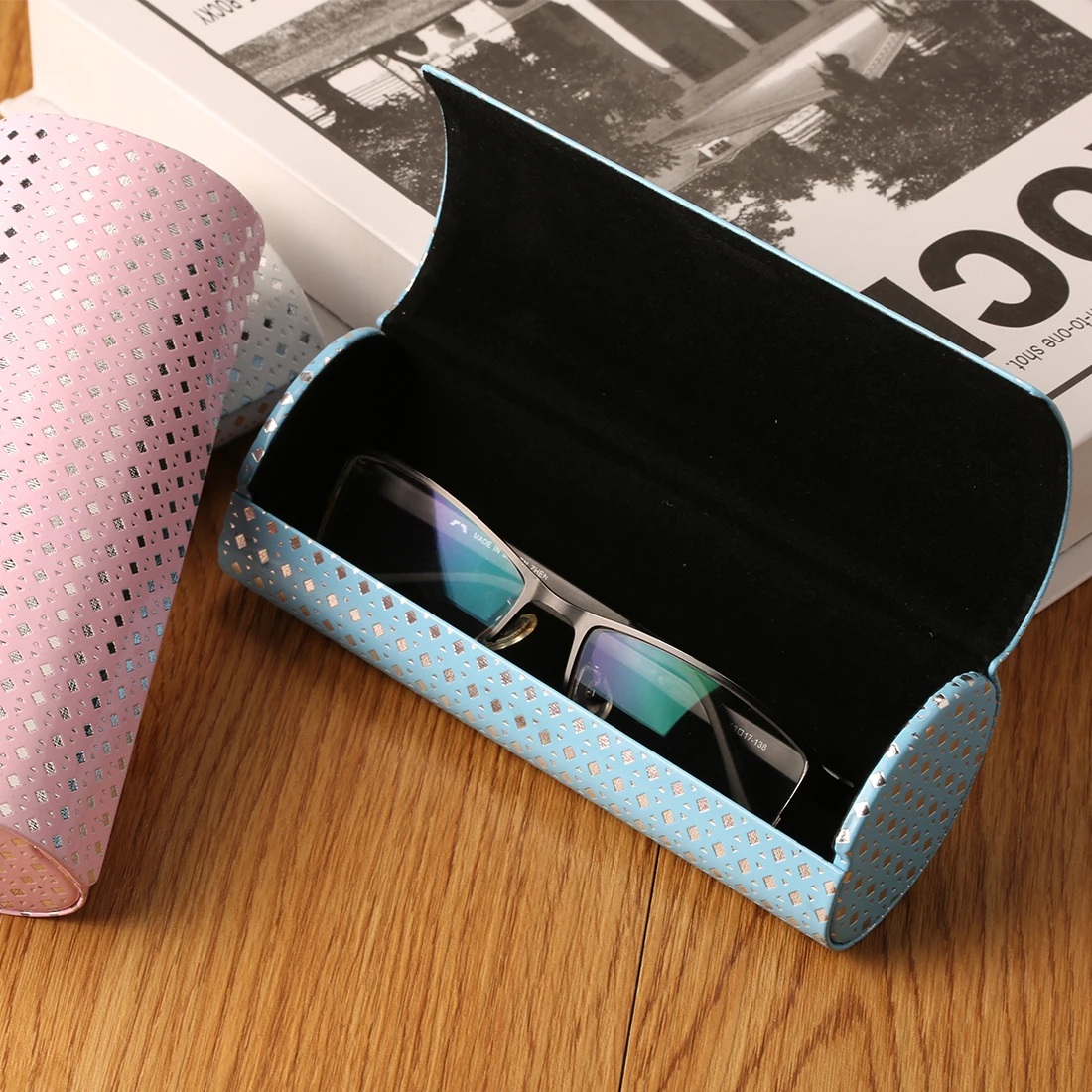 

2018 Top Sell Hard Glasses Case Eyeglasses Case For Women Iron Sheet Optical Bag Myopia Box Oval Magnet Eye Reading Handmade Box