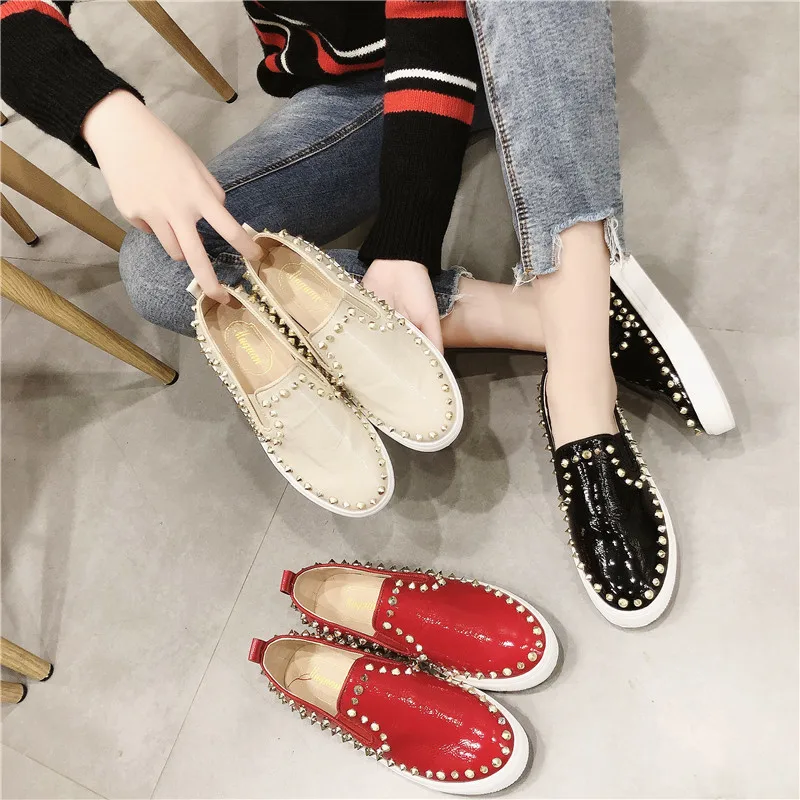 Women Flats Cool Golden Rivet Flat sneaker Shoes Loafers Ballet Flats Suede Metal Chain Bees Black Shoes Casual round Toe