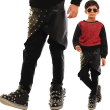 Для взрослых и детей мальчиков заклепки Искусственная кожа впитывает пот и Штаны с декоративными вставками лоскутное обтягивающая юбка-карандаш с Штаны белого и черного цвета, штаны-шаровары в стиле «хип-хоп» Штаны для танцев