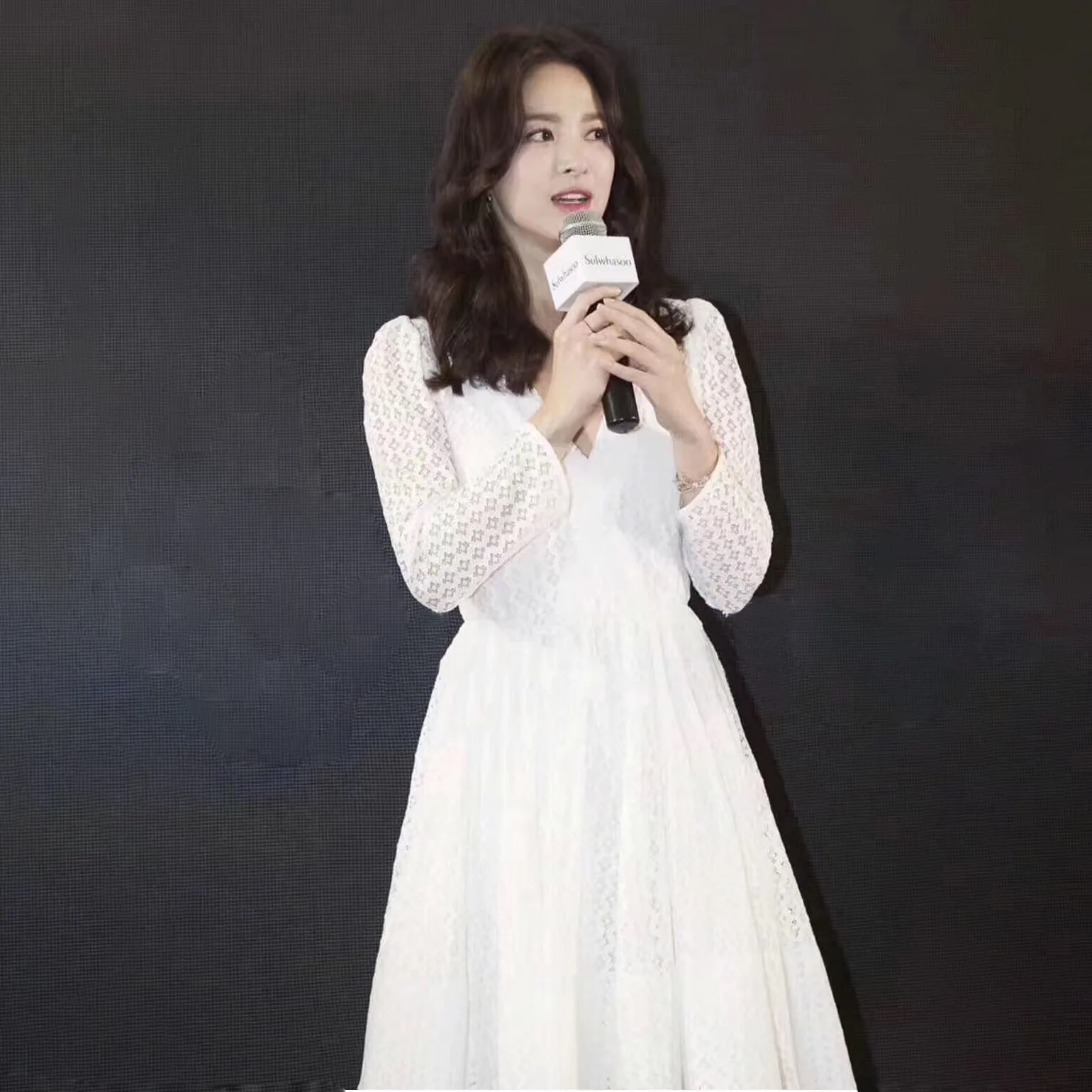 

Spring and Summer 2019 New Hollow Pattern Slim V-neck A-line Dress Women V-Neck Knee-Length Hollow Out Dress Women
