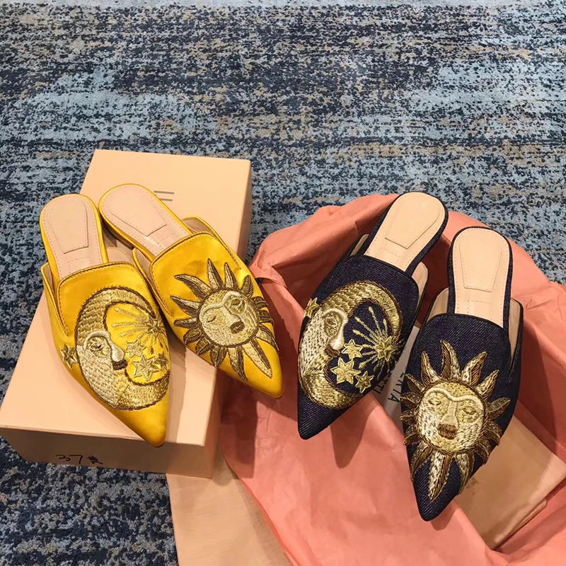 

19SS Luxury Embroideried Silk Half Slippers Sexy Pointy Toe Outside Slip On Mules Denim Soft Flat Beach Shoes Casual Woman Shoes