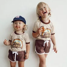 Chifuna/Новые модные спортивные комплекты с радужными буквами футболка+ шорты, эксклюзивная летняя одежда для малышей Одежда для маленьких девочек и мальчиков