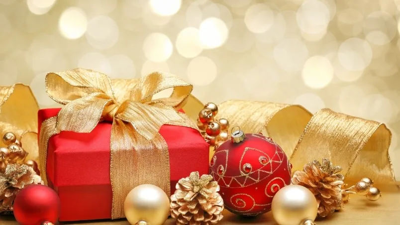 preview_christmas-gift-box-and-decorations