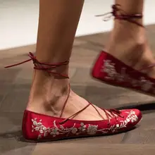 Новинка года; женские балетки на шнуровке с вышивкой; женские туфли на плоской подошве с круглым носком и ремешком на щиколотке; женская модная Винтажная обувь