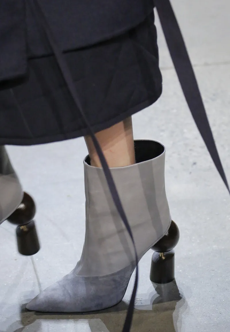 Женские кожаные полусапожки золотистого цвета; пикантные женские зимние ботинки «Челси» с острым носком; белые ботильоны; женская обувь на необычном высоком каблуке - Цвет: Серый