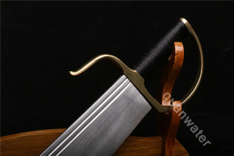 Пара сложенных стальных лезвий с медной ручкой мечи под названием «бабочки»