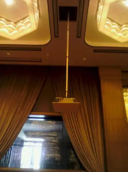 Bamboo type projector lift 