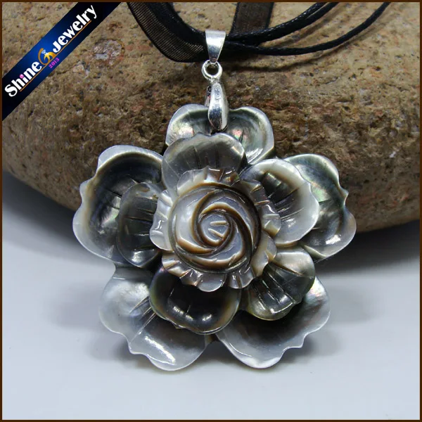 

Collares 2017 Black Natural Mother of Pearl SeaShell Hand-carved Flower Necklace Pendants Vintage Bijoux Women Jewelry BS095