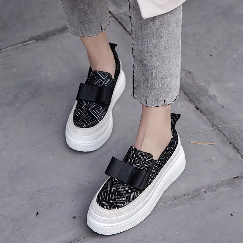 

2018 autumn new style simple and simple thick sole casual shoes women retro style bow leather flat bottom Lok Fu shoes.