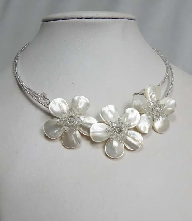 

FreeShipping!!! the white three flower necklace ,simple and lovely necklace!!!