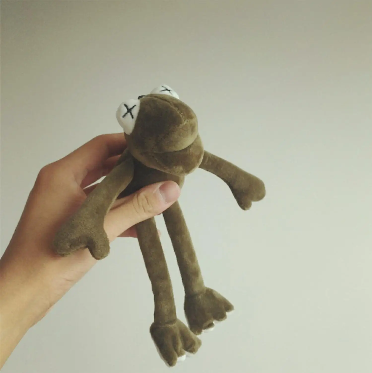 2019 Kaws planet Frog doll Plush Key Ring Doll Sesame street Cartoon BFF Street Art Kermit Frog keychain decoration Toy Gifts
2019 Kaws planet Frog doll Plush Key Ring Doll Sesame street Cartoon BFF Street Art Kermit Frog keychain decoration Toy Gifts