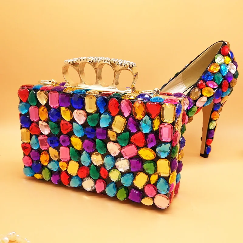 Разноцветные свадебные туфли с украшением в виде кристаллов и сумочки в комплекте; модные женские туфли-лодочки; вечерние модельные туфли на высоком каблуке; большие размеры