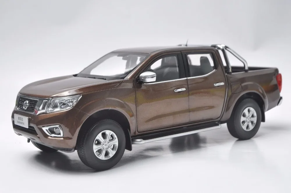 1:18 литья под давлением модель для Nissan Navara NP300 коричневый Пикап сплав игрушка автомобиль миниатюрная коллекция подарки грузовик