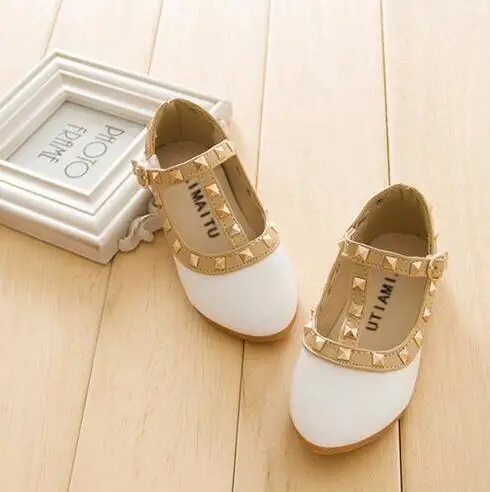 Dollplus/новая обувь для маленьких девочек; обувь принцессы; модные детские кроссовки с заклепками из искусственной кожи на низком каблуке для малышей - Цвет: white
