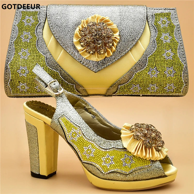 Élégant jaune Africains Ensemble Femmes Décoré Pompes Avec Assortis Italien champagne fuchsia Appliques Mariage Sacs Nigérian Les Sac Chaussures De Et Bleu RwxfCqZZ