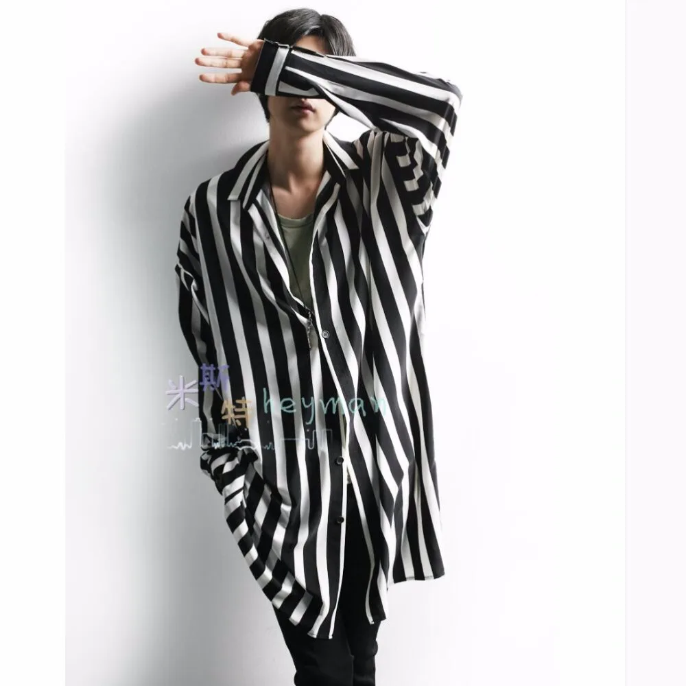 Camisa negra con estrellas blancas sale