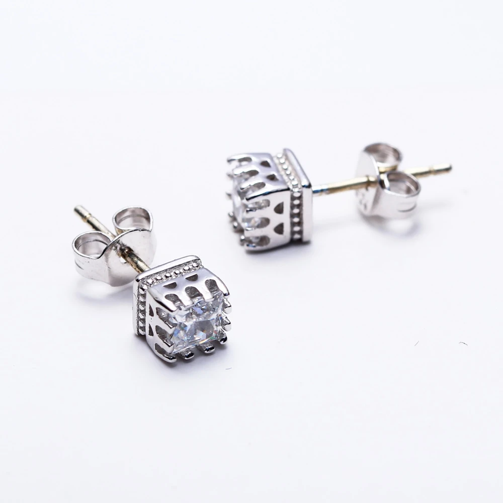 Stud earrings (1)