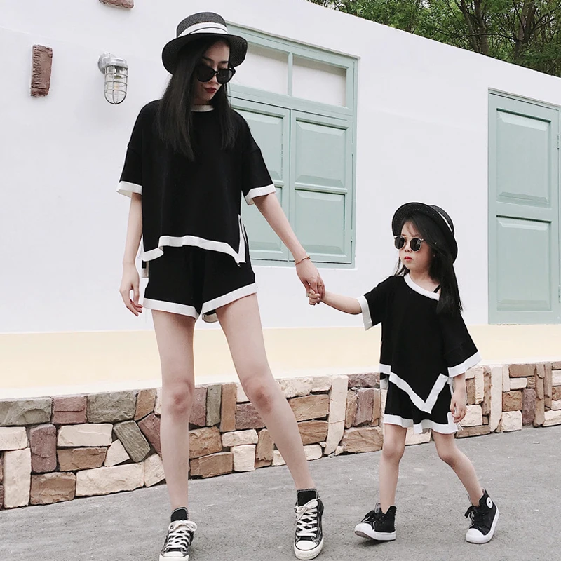 

Mommy And Me Clothes Matching Family Outfits Fashion Baby Girl Clothes Set 2 PCS Top With Short Pants 2019 Summer Women Clothing