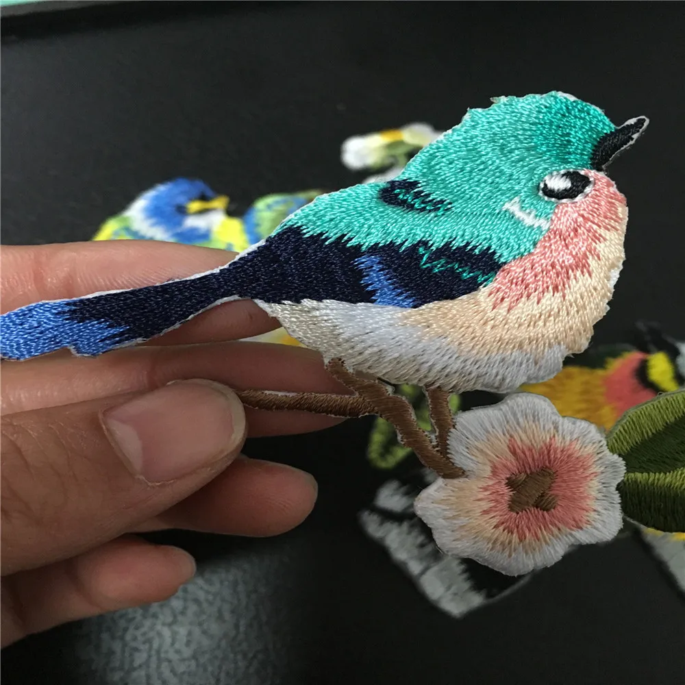 Милые мода птица вышивка цветок липкая ткань паста одежда патч отверстие DIY аксессуары утюг-на птица патч