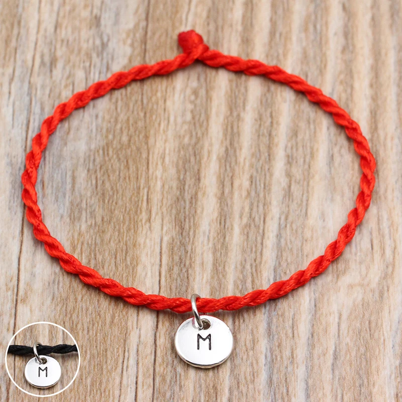 Pulsera de pareja con cordón rojo e inicial