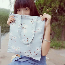 Свежие даффодилы с тремя посыльного плеча руки хлопчатобумажная ткань хозяйственная сумка женщина