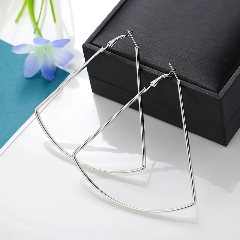 

Minimalist Smooth Metal Triangle Hollow Sector Hoop Earrings For Women Exaggerated Gold/Silver Big Size Party Errings Brinco