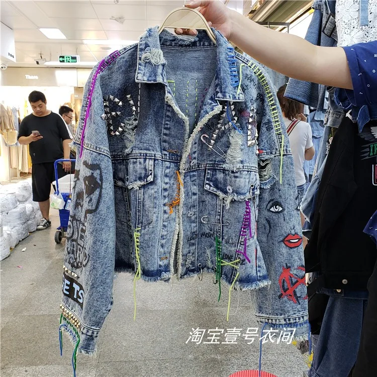 Graffiti Denim Jas Vrouwelijke Persoonlijkheid Korte Ripped Haar Edge Cut Klinknagel Jas Kleur Kwastje Jeans Jassen Vrouwen Outwears Herfst Graffiti Denim Jas Vrouwelijke Persoonlijkheid Korte Ripped Haar Edge Cut Klinknagel Jas Kleur Kwastje Jeans Jassen Vrouwen Outwears Herfst