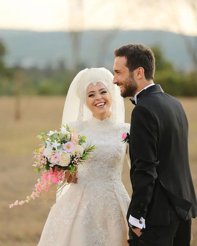 2019-elegant-a-line-wedding-dresses-muslim-long-sleeve-lace-appliques-sequins-long-train-dubai-arabic-style-wedding-dresses-bridal-gown (4)_