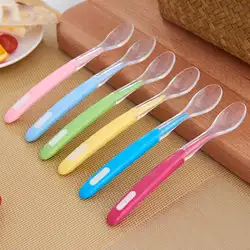 Мягкие Еда силикона длинной ручкой для малышей обучения ложка для кормления столовые приборы разные цвета
