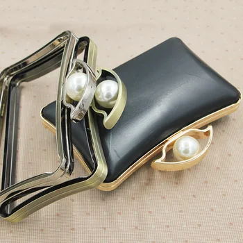 

Size 19X12 CM 2017 Wholease China Supplier Metal Purse Frame Handle Pearl Color Clasp With Black Plastic Box Metal Purse Frames