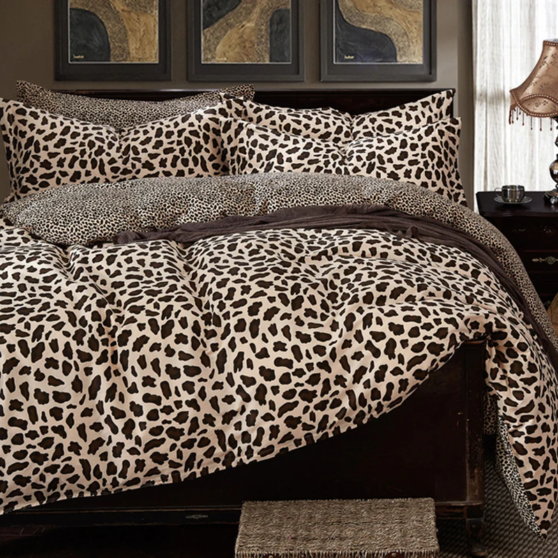 Комната в леопардовом стиле. Леопардовая кровать. Пододеяльник леопард. Спальня с леопардовым принтом. Кровать с леопардовыми вставками.