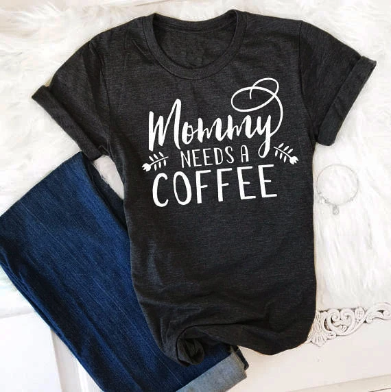 

Sugarbaby Mommy Needs A Coffee T-Shirt Need Coffe Shirt Summer O-Neck High Quality Cotton Tee 90s Girl Gift Mom Tops Funny Tops
