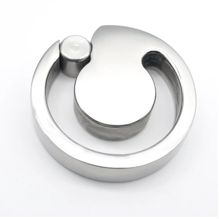 aktrisi-metallicheskoe-koltso-na-yaichkah-foto