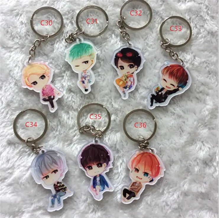 100Pcs Japanese anime Keychain Keyrings Fashion Jewelry Key Chains made