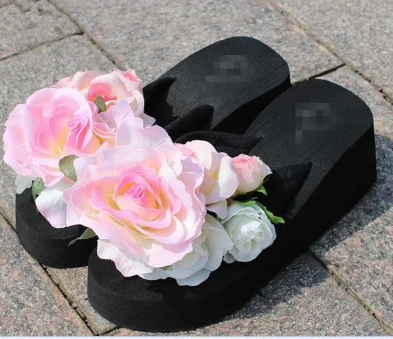 Новинка; сезон весна-лето; пляжная обувь; голые пальцы ног; цветная домашняя обувь на небольшой танкетке; красивые шлепанцы; пляжная обувь для невесты